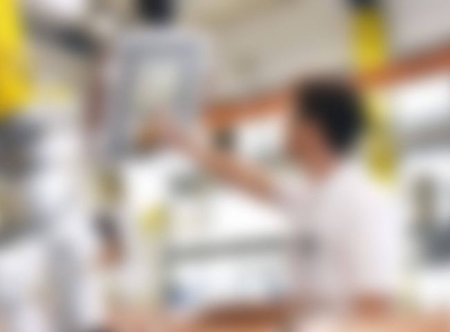 Mitarbeiter bedient einen Computer einer Fertigungsanlage