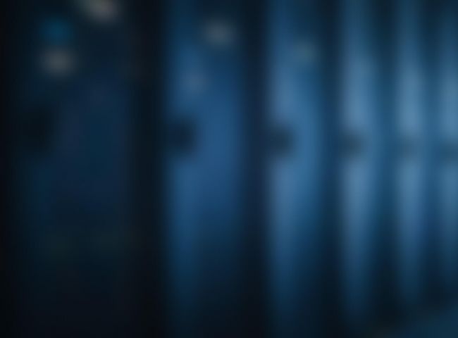 Serverraum mit mehreren Server-Schränken