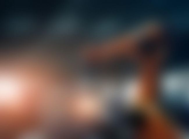 Roboterarm schweißt an einem Motor