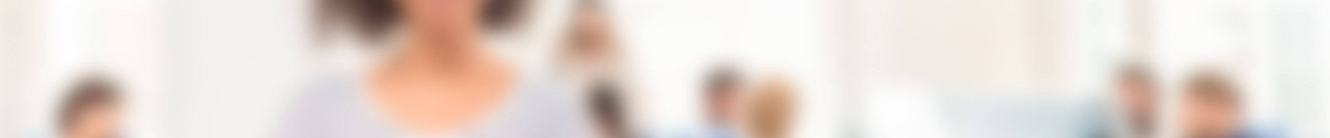 Mitarbeiterin steht in einem Großraumbüro